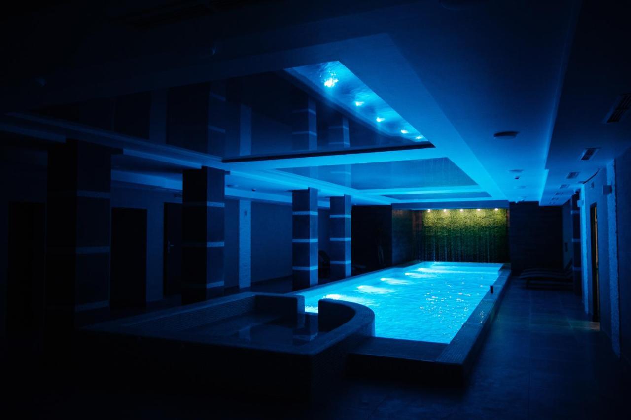 Otel & *